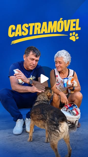 Tita agachado ao lado de uma moradora de Guarapari e um cachorro